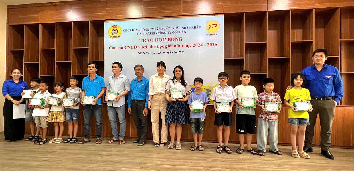 LAN TỎA YÊU THƯƠNG: CÔNG ĐOÀN VÀ ĐOÀN THANH NIÊN TỔNG CÔNG TY TRAO 22 SUẤT HỌC BỔNG “VƯỢT KHÓ HỌC GIỎI”